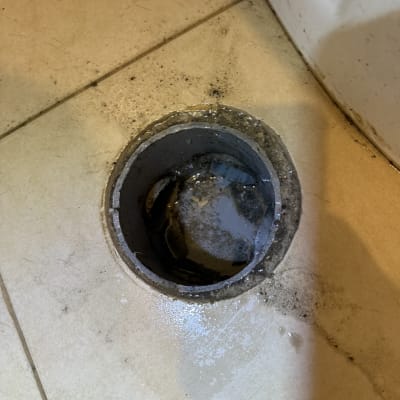 פתח ניקוז עם מים על רצפה