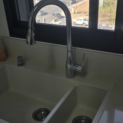 ברז וכיור במטבח עם נוף חיצוני