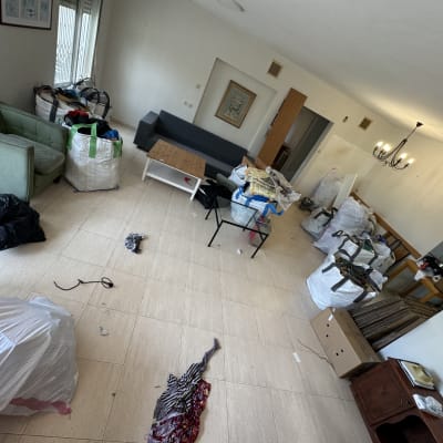 שקיות גדולות מלאות חפצים בחדר מגורים