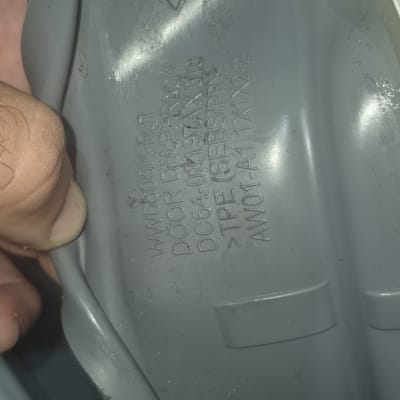 חלק פלסטיק עם כיתוב טכני, כנראה חלק ממכשיר חשמלי