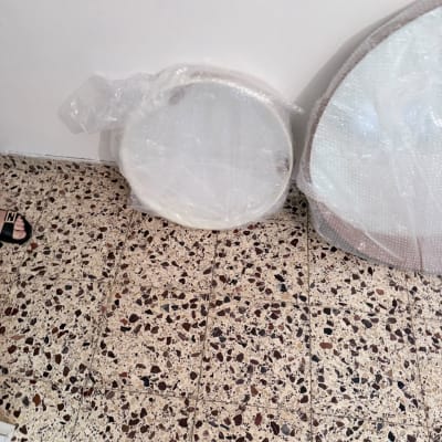 מראות עגולות עטופות בניילון בועות להגנה לקראת הובלה