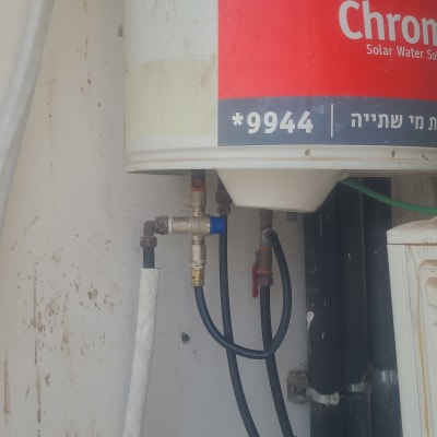 דוד שמש עם צינורות וחיבורים שונים