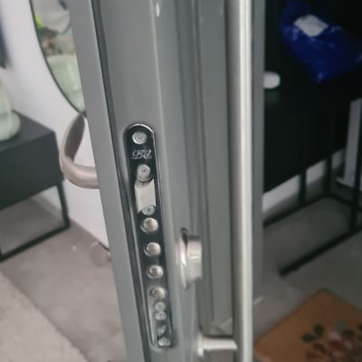 מנעול דלת עם ידית מתכת וכלי עבודה על הרצפה