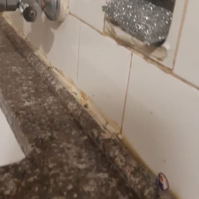 ברז וכיור עם סימני עובש ושחיקה