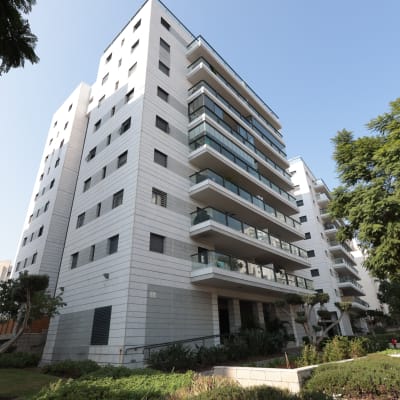 תמונה של בניין מגורים מודרני עם מרפסות