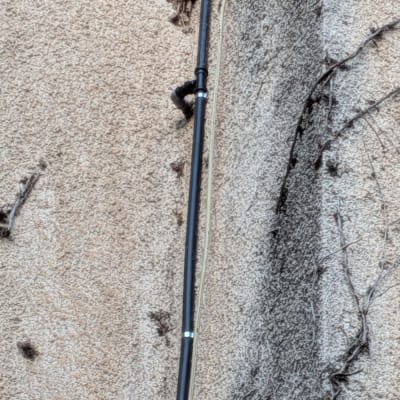 צינור מותקן על קיר חיצוני