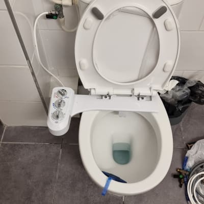 התקנת בידה על אסלה עם כלים וחלקים מסביב