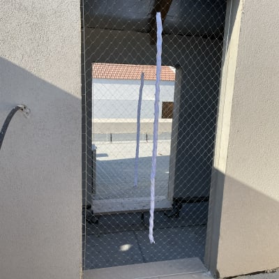 רשת מתכת מותקנת בפתח למניעת כניסת יונים