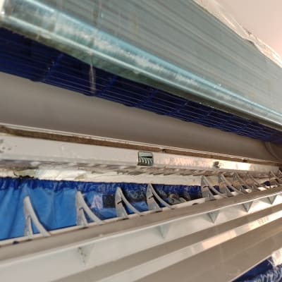 חלק פנימי של מזגן עם סנפירים כחולים