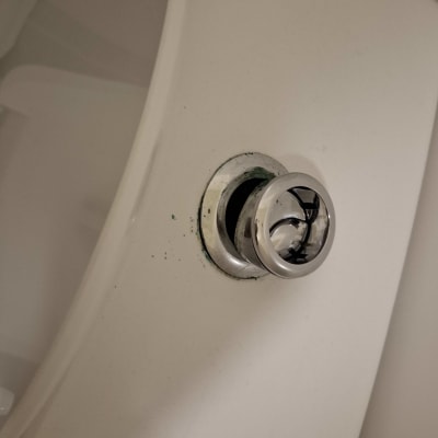 מיכל הדחה עם כפתור כרום עגול