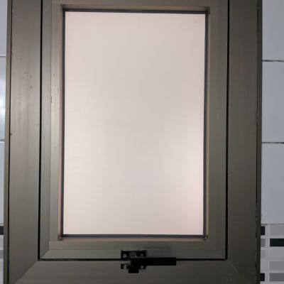 חלון עם מסגרת מתכת וזכוכית מט