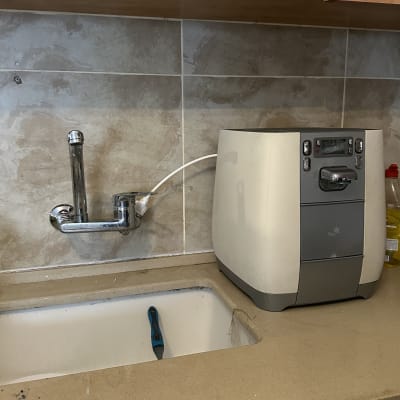 ברז מטבח עם כיור וכלי עבודה