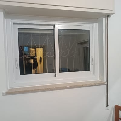 חלון אלומיניום עם מסגרת לבנה וקיר לבן