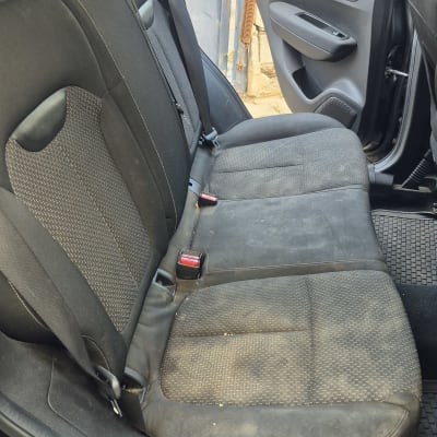 מושב רכב מלוכלך לפני ניקוי