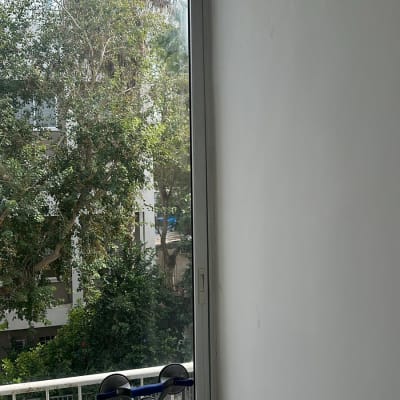 חלון זכוכית עם ידית ואקום מחוברת