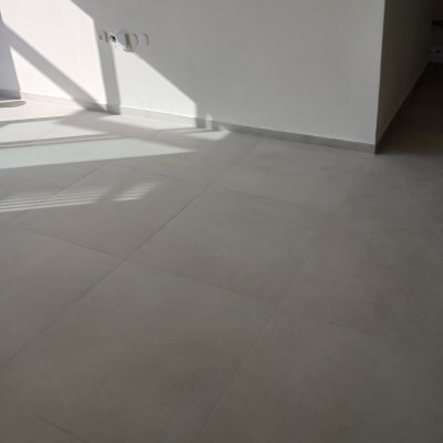 רצפת אריחים חדשה וקיר עם שקעים חשמליים