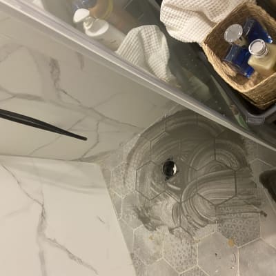 רצפת אמבטיה עם חור לניקוז, צינור שחור