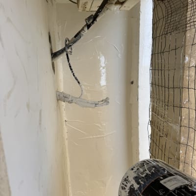 צינורות ואיטום בקיר עם רשת הגנה