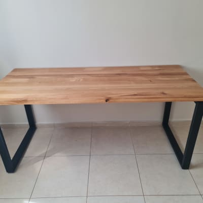 שולחן עץ עם רגלי מתכת שחורות