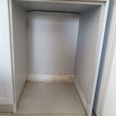 ארון מטבח ריק עם משטח עליון