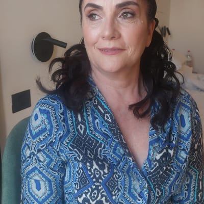 איפור עיניים עדין ושיער אסוף בגלים רכים