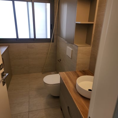 חדר אמבטיה עם כיור עגול ואסלה