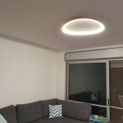 תאורה עגולה מותקנת בתקרה בחדר מגורים