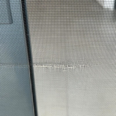 רשת חלון עם מסגרת מתכת אפורה