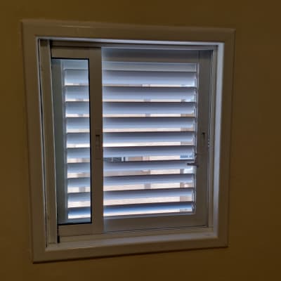 חלון אלומיניום עם תריסים אופקיים