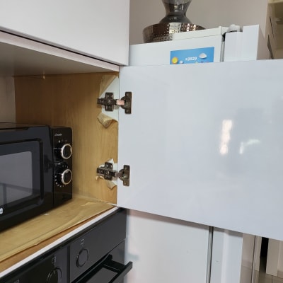 צירי דלת ארון מטבח פתוחה ליד מיקרוגל