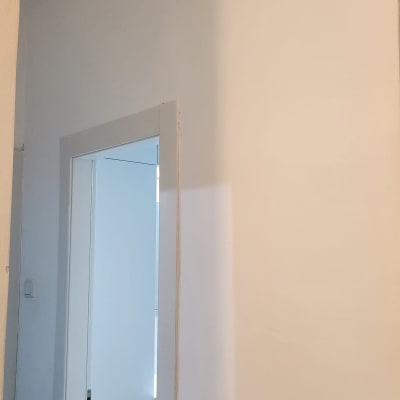 דלת הזזה לבנה בקיר מסדרון