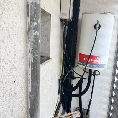 דוד מים תלוי מתוצרת כרומגן המותקן על קיר חיצוני