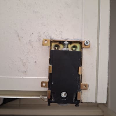 תמונה של מנגנון דלת ארון עם ברגים