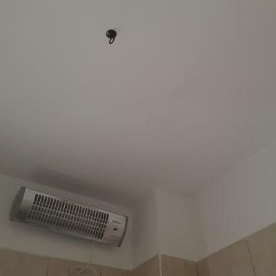 תנור חימום תלוי על קיר עם חוט חשמל