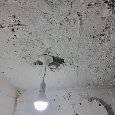 מנורה תלויה מהתקרה עם חוט חשמל חשוף