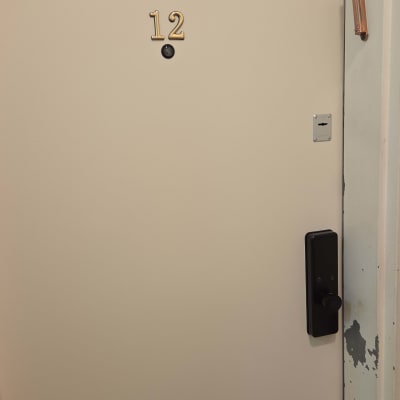 דלת עם מספר 12 ומנעול חכם