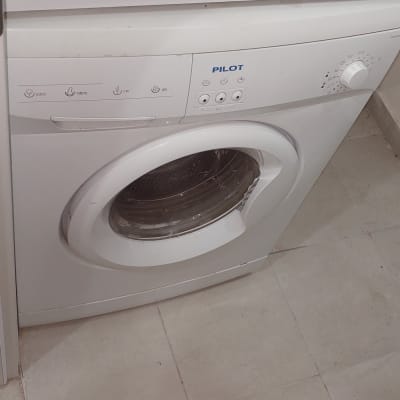 מכונת כביסה עם כפתורים ולוח בקרה