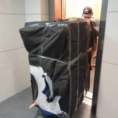 מכשיר עטוף בשמיכה נכנס למעלית