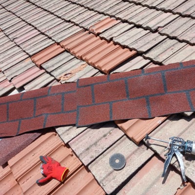 תיקון גג עם רעפים וכלי עבודה