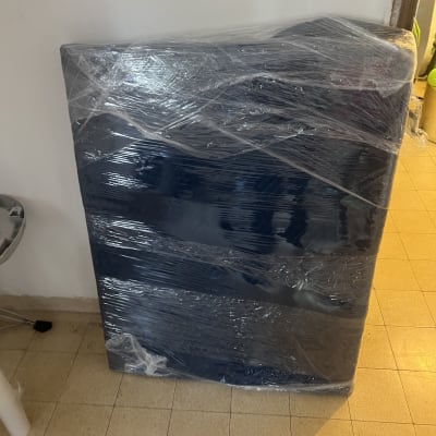 רהיט עטוף בניילון מוכן להובלה