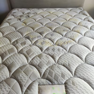 מזרן עם כתמים לפני ניקוי