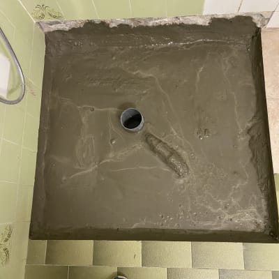 תשתית צנרת עם ריצוף ירוק בחדר אמבטיה