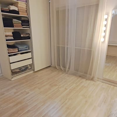 ארון בגדים פתוח עם מדפים מסודרים ובגדים מקופלים