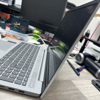 מחשב נייד פתוח על שולחן עם מסך נוסף ברקע