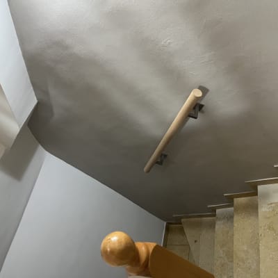 מעקה עץ על קיר מדרגות פנימי