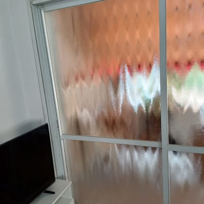 דלת זכוכית חלבית ליד טלוויזיה