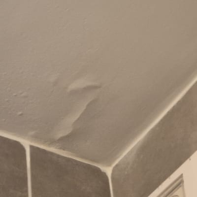 קיר עם סימני רטיבות או עובש