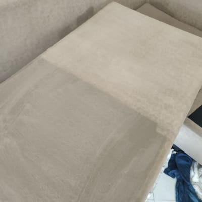 ספה עם סימני ניקוי על הבד