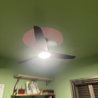 מאוורר תקרה עם תאורה דולקת בחדר ירוק