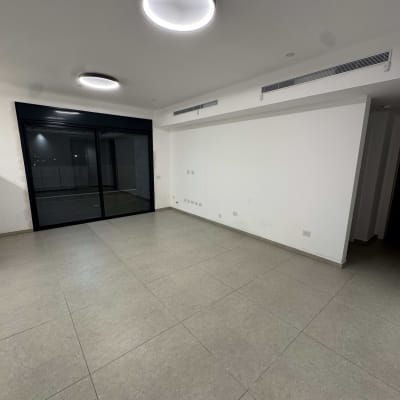 חדר ריק עם רצפה נקייה ותאורה בתקרה